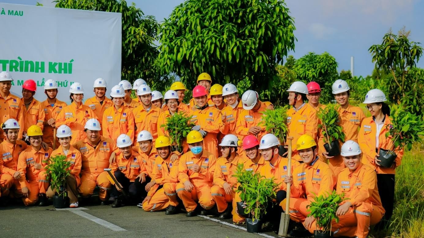 CBCNV hưởng ứng phong trào trồng cây phủ xanh công trình khí hàng năm