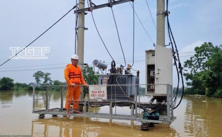 PC Thái Nguyên nỗ lực khôi phục cấp điện sau ngập lụt do hoàn lưu bão số 11