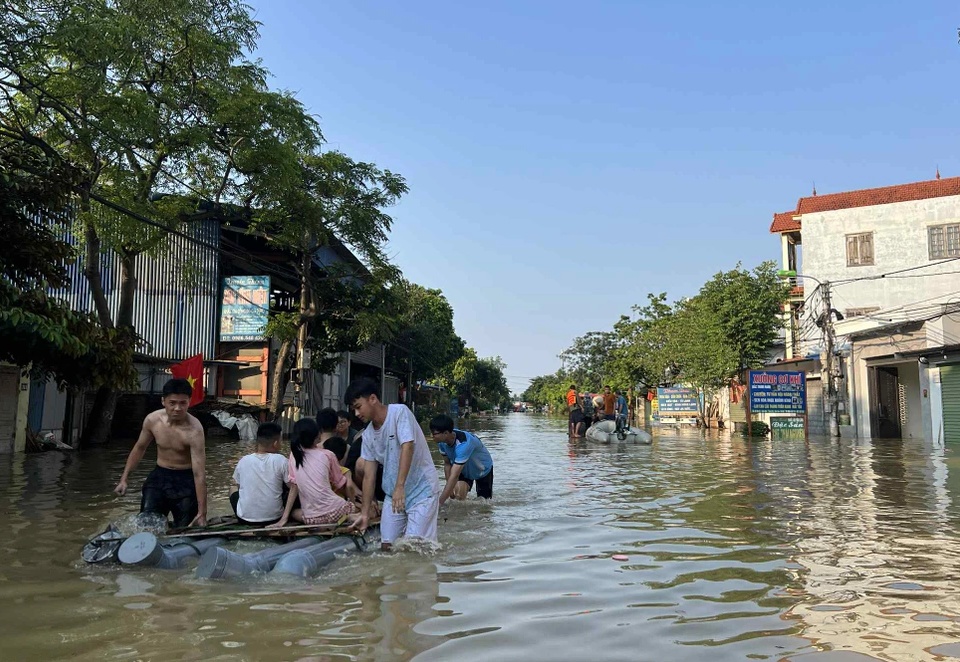 Nước sông Cà Lồ dâng cao, hàng nghìn hộ dân ở ngoại thành Hà Nội bị cô lập