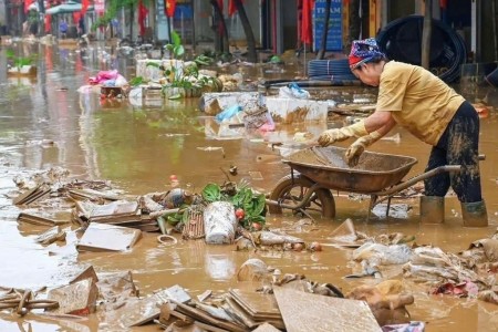 Khẩn trương vệ sinh môi trường, khắc phục hậu quả do bão lũ
