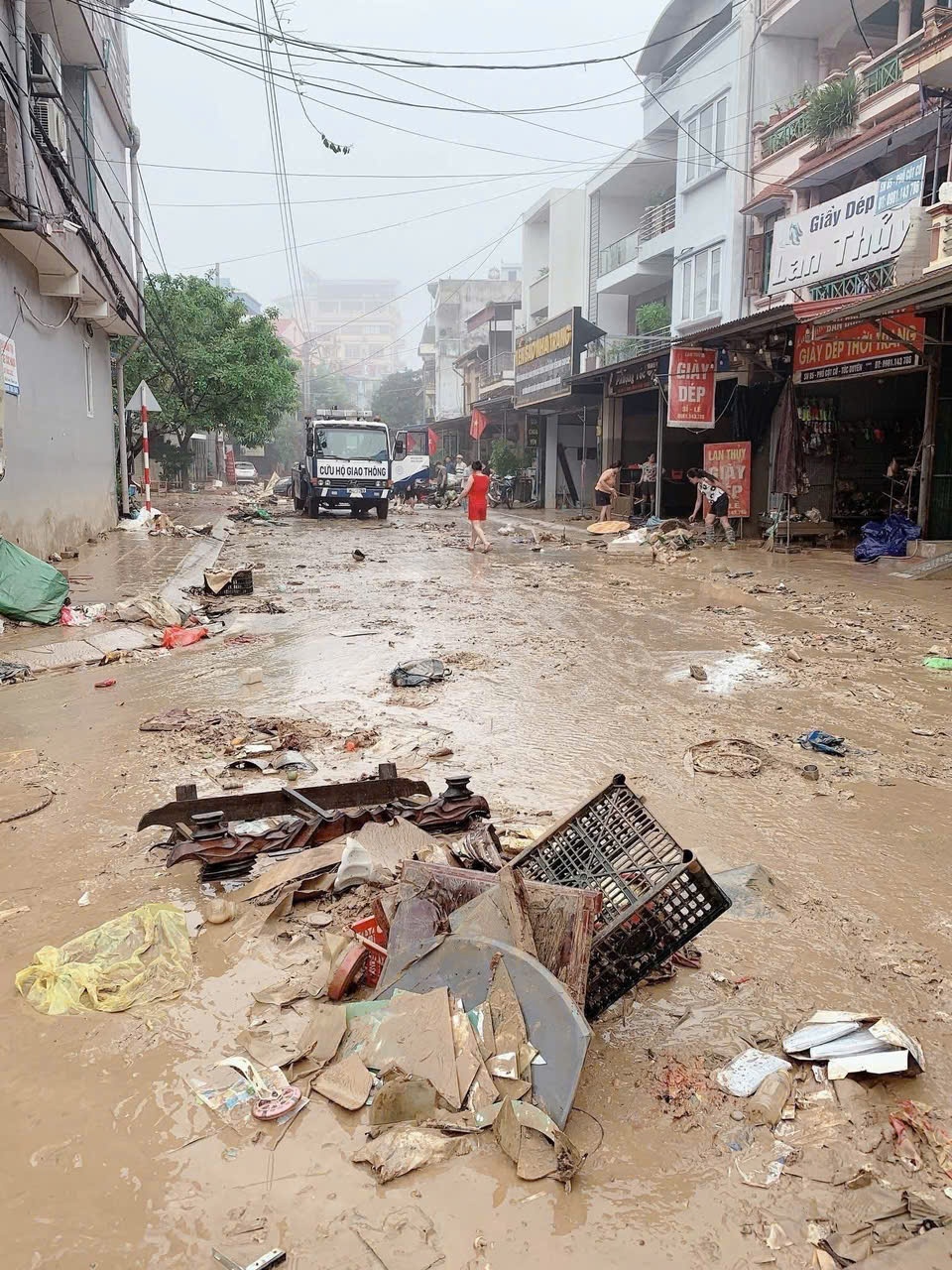 Khẩn trương vệ sinh môi trường, khắc phục hậu quả do bão lũ