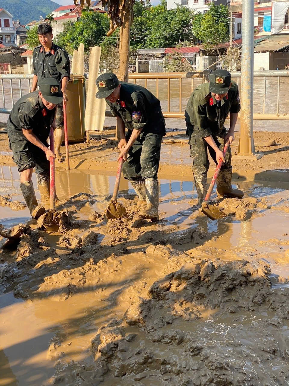 Khẩn trương vệ sinh môi trường, khắc phục hậu quả do bão lũ