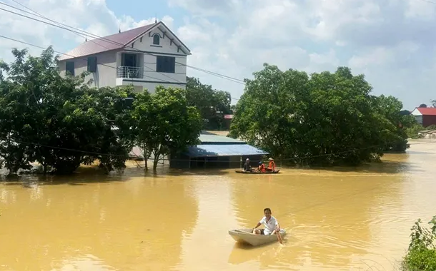 Người dân xã Xuân Cẩm di chuyển bằng thuyền do nước sông Cầu dâng cao.