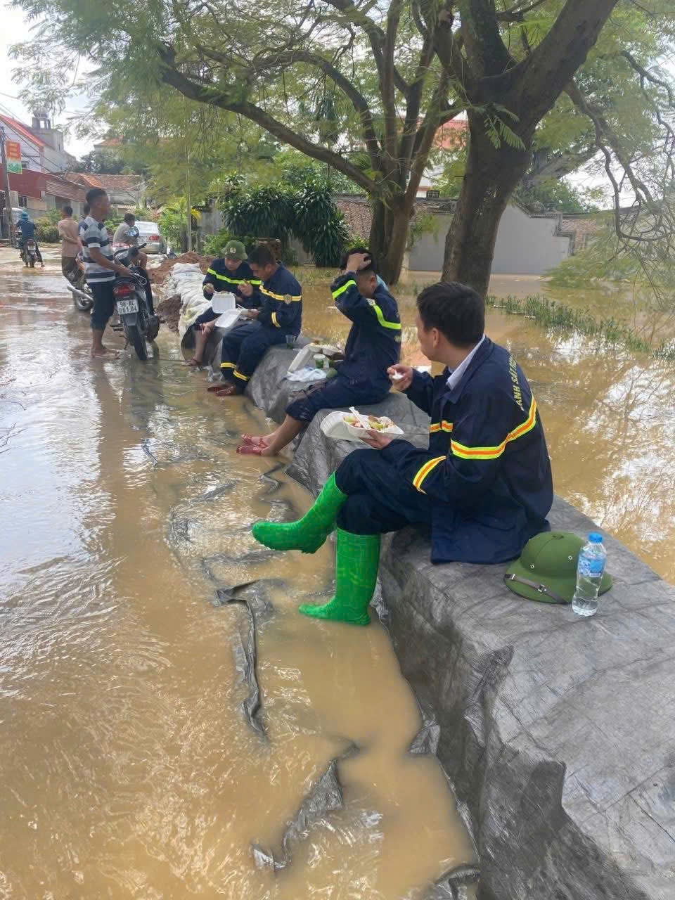 Huy động tổng lực hỗ trợ nhân dân khắc phục hậu quả bão lũ Huy động tổng lực hỗ trợ nhân dân khắc phục hậu quả bão lũ