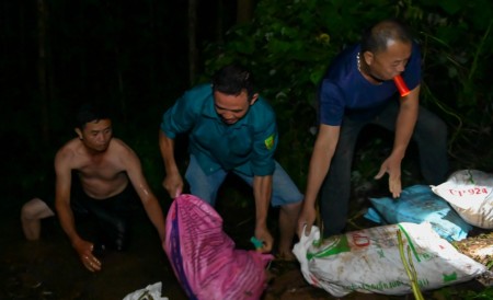 Bắc Ninh: Theo chân người dân trắng đêm cứu đê trước cơn lũ lịch sử