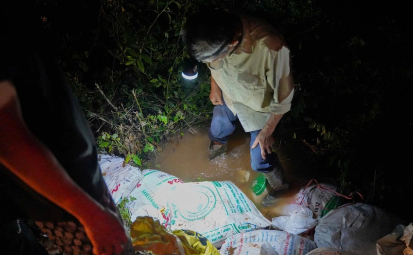 Bắc Ninh: Theo chân người dân trắng đêm cứu đê trước cơn lũ lịch sử