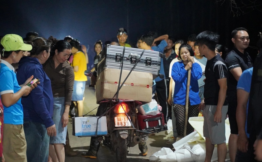 Bắc Ninh: Theo chân người dân trắng đêm cứu đê trước cơn lũ lịch sử