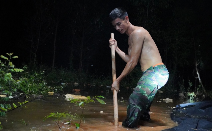 Bắc Ninh: Theo chân người dân trắng đêm cứu đê trước cơn lũ lịch sử