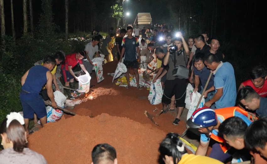 Bắc Ninh: Theo chân người dân trắng đêm cứu đê trước cơn lũ lịch sử