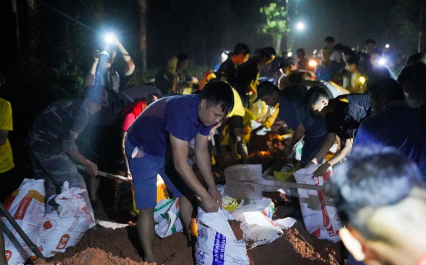 Bắc Ninh: Theo chân người dân trắng đêm cứu đê trước cơn lũ lịch sử