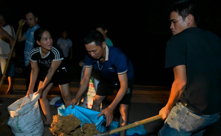 Bắc Ninh: Theo chân người dân trắng đêm cứu đê trước cơn lũ lịch sử