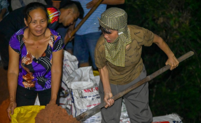 Bắc Ninh: Theo chân người dân trắng đêm cứu đê trước cơn lũ lịch sử