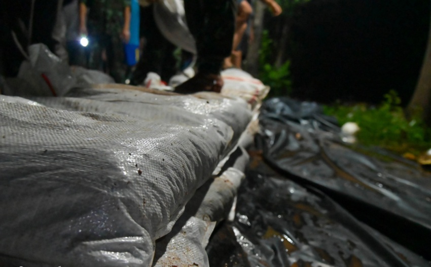 Bắc Ninh: Theo chân người dân trắng đêm cứu đê trước cơn lũ lịch sử