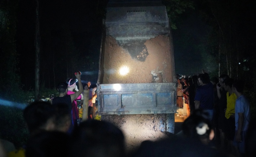 Bắc Ninh: Theo chân người dân trắng đêm cứu đê trước cơn lũ lịch sử