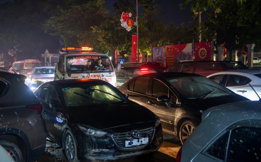 Xuyên đêm cứu hộ hàng trăm ô tô sau ngập lụt ở Thái Nguyên