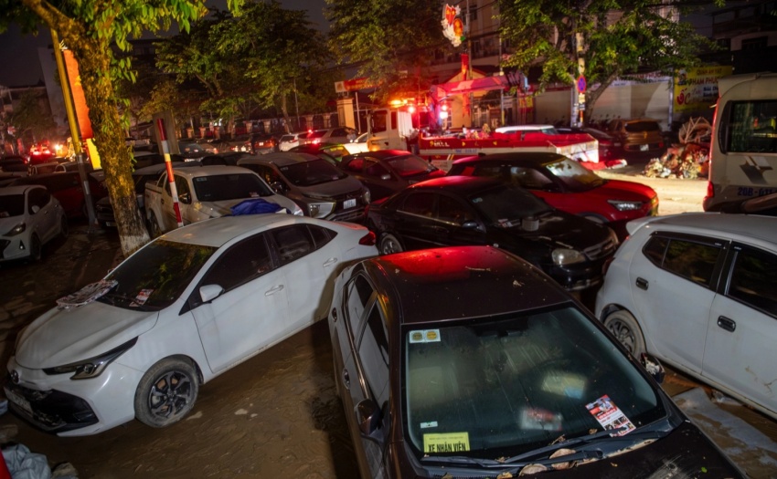 Xuyên đêm cứu hộ hàng trăm ô tô sau ngập lụt ở Thái Nguyên