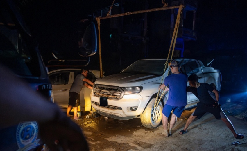 Xuyên đêm cứu hộ hàng trăm ô tô sau ngập lụt ở Thái Nguyên