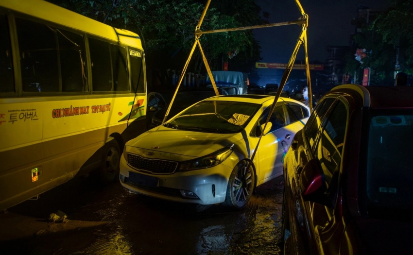 Xuyên đêm cứu hộ hàng trăm ô tô sau ngập lụt ở Thái Nguyên