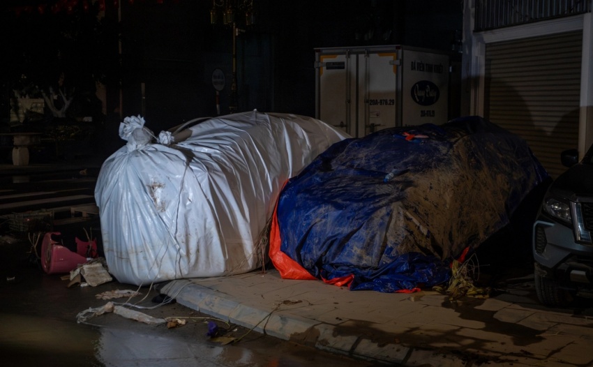 Xuyên đêm cứu hộ hàng trăm ô tô sau ngập lụt ở Thái Nguyên