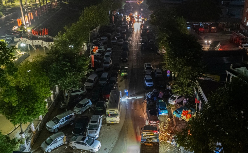 Xuyên đêm cứu hộ hàng trăm ô tô sau ngập lụt ở Thái Nguyên