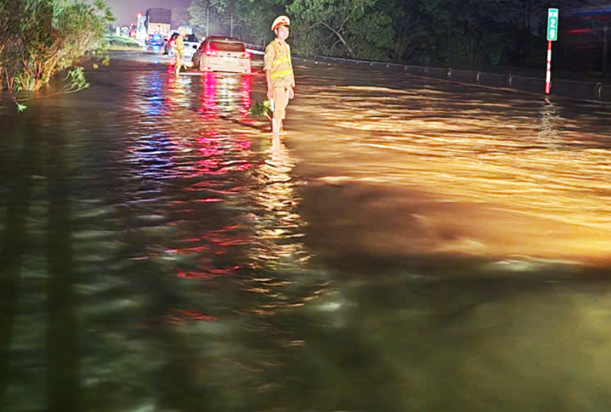 Cao tốc Hà Nội - Thái Nguyên ngập nửa mét: Hạn chế phương tiện qua lại Cao tốc Hà Nội - Thái Nguyên ngập nửa mét: Hạn chế phương tiện qua lại