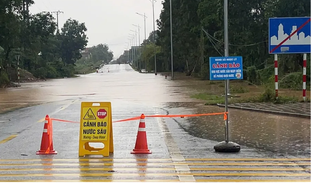 Cao tốc Hà Nội - Thái Nguyên ngập nửa mét: Hạn chế phương tiện qua lại Cao tốc Hà Nội - Thái Nguyên ngập nửa mét: Hạn chế phương tiện qua lại