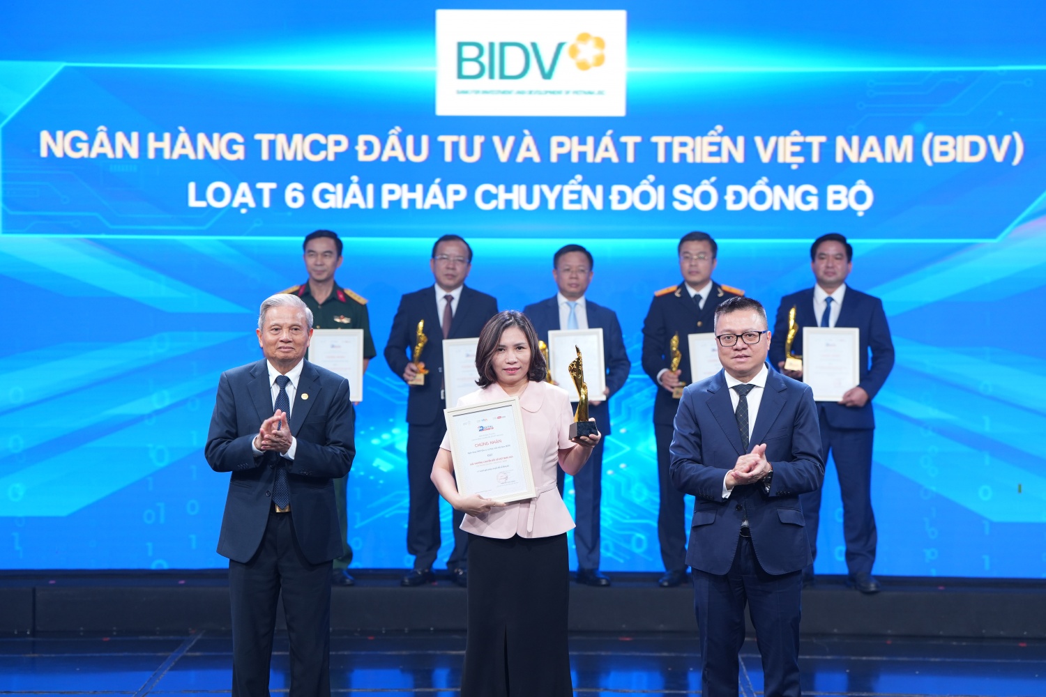 BIDV được vinh danh “Doanh nghiệp chuyển đổi số xuất sắc” BIDV được vinh danh “Doanh nghiệp chuyển đổi số xuất sắc”