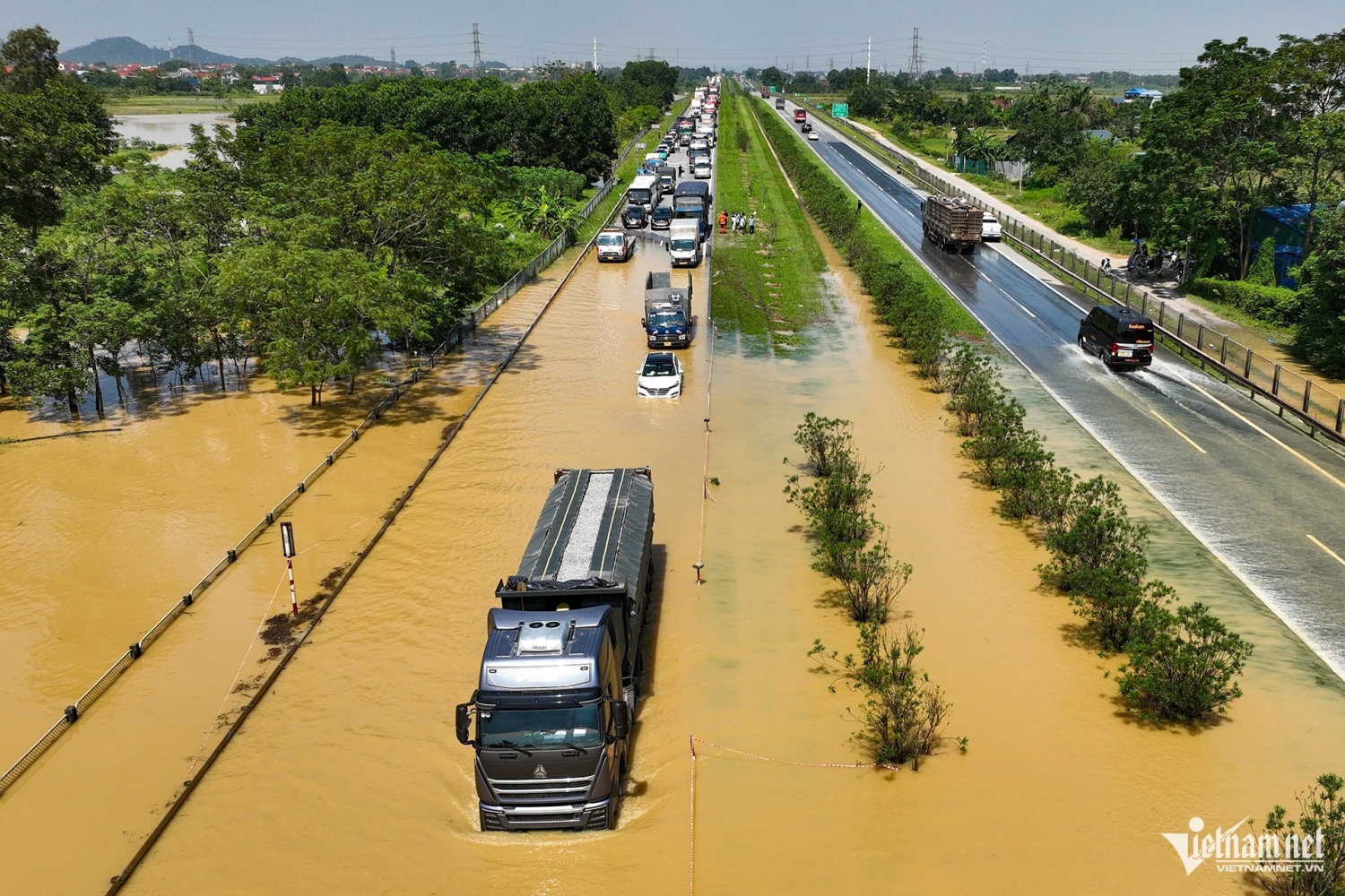 Hà Nội, Thái Nguyên và Bắc Ninh sẵn sàng hộ đê ứng phó với lũ đặc biệt lớn Hà Nội, Thái Nguyên và Bắc Ninh sẵn sàng hộ đê ứng phó với lũ đặc biệt lớn