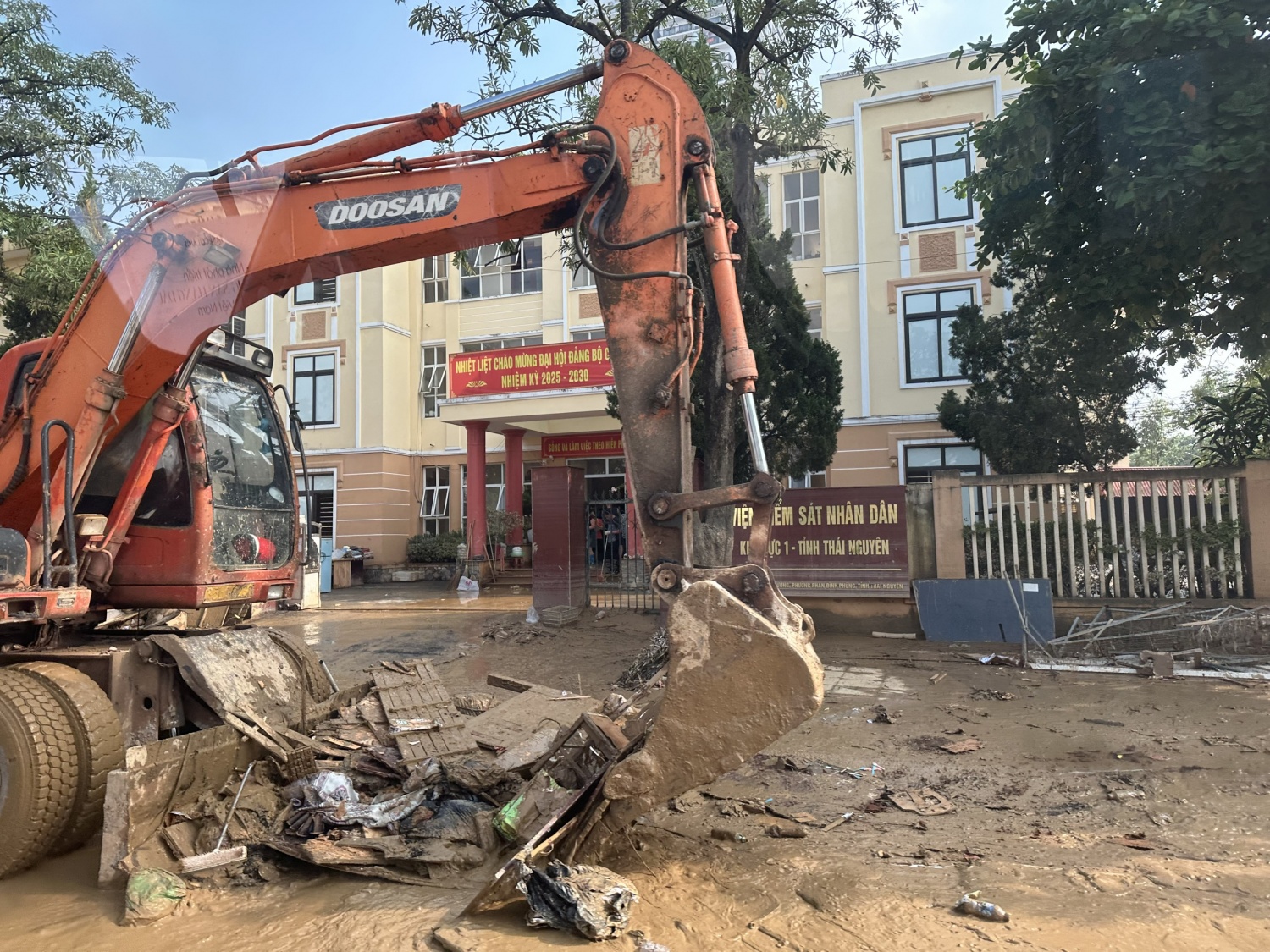 Petrovietnam hỗ trợ tỉnh Thái Nguyên khắc phục hậu quả của cơn bão số 11