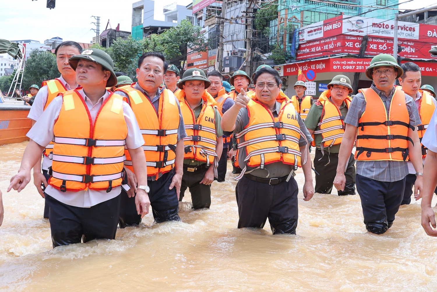 Thủ tướng Phạm Minh Chính yêu cầu triển khai ngay các biện pháp cấp bách phòng, chống lũ theo cấp báo động, trong đó tập trung rà soát những khu vực bị ngập sâu - Ảnh: VGP/Nhật Bắc Phát huy truyền thống “nghĩa tình”, Petrovietnam chung tay hướng về đồng bào chịu ảnh hưởng bởi thiên tai