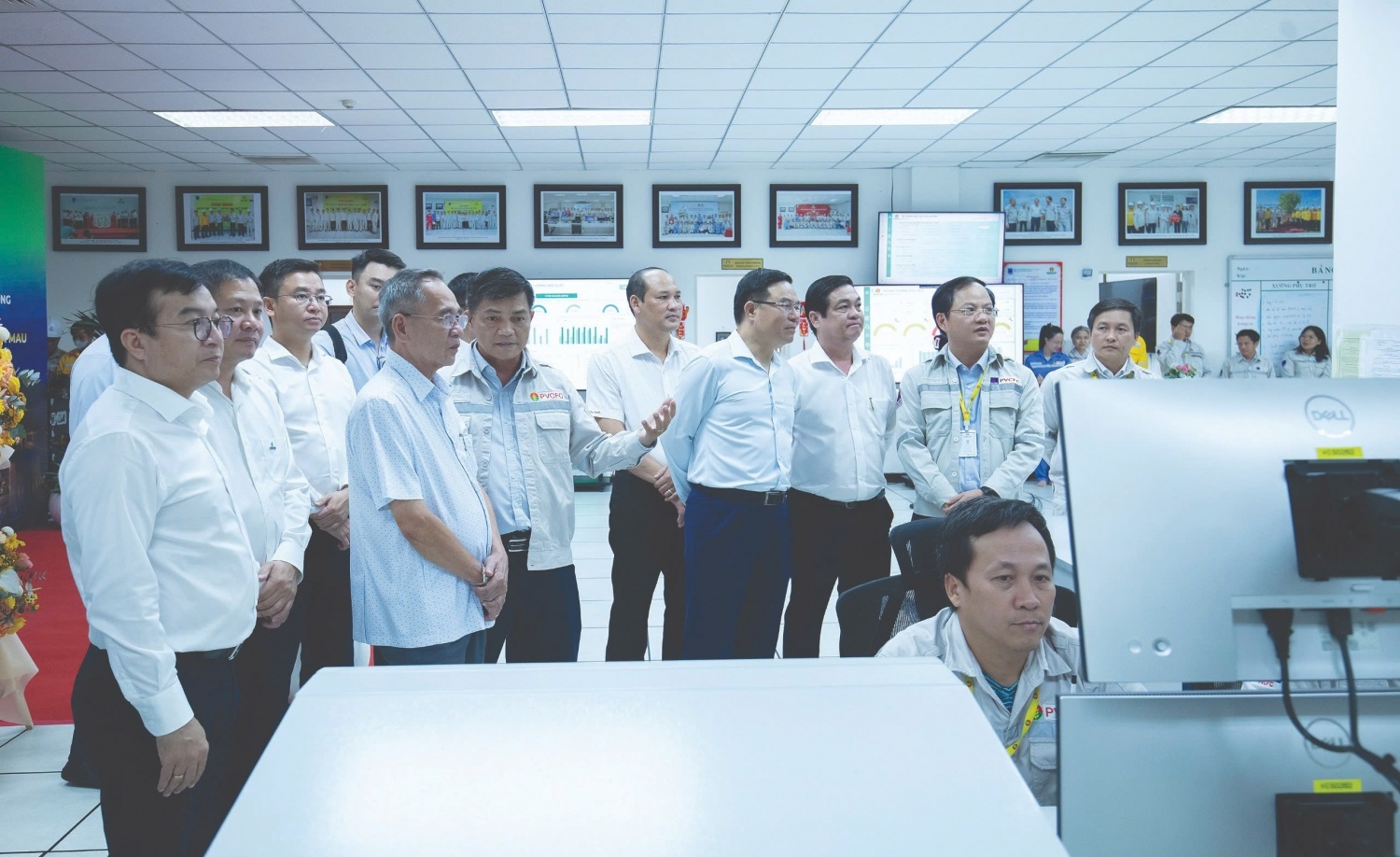 Lãnh đạo Petrovietnam nghe giới thiệu về quy trình vận hành nhà máy thông minh - Nhà máy Đạm Cà Mau