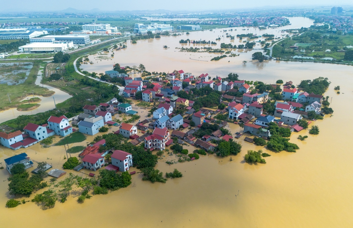 Hà Nội, Thái Nguyên, Bắc Ninh tiếp tục tăng cường đảm bảo an toàn đê điều