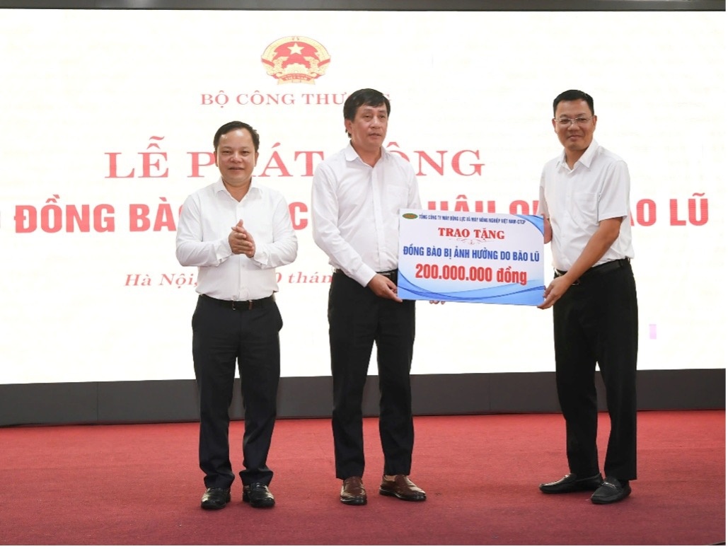 Bộ Công Thương quyên góp gần 1 tỷ đồng ủng hộ đồng bào khắc phục hậu quả bão lũ