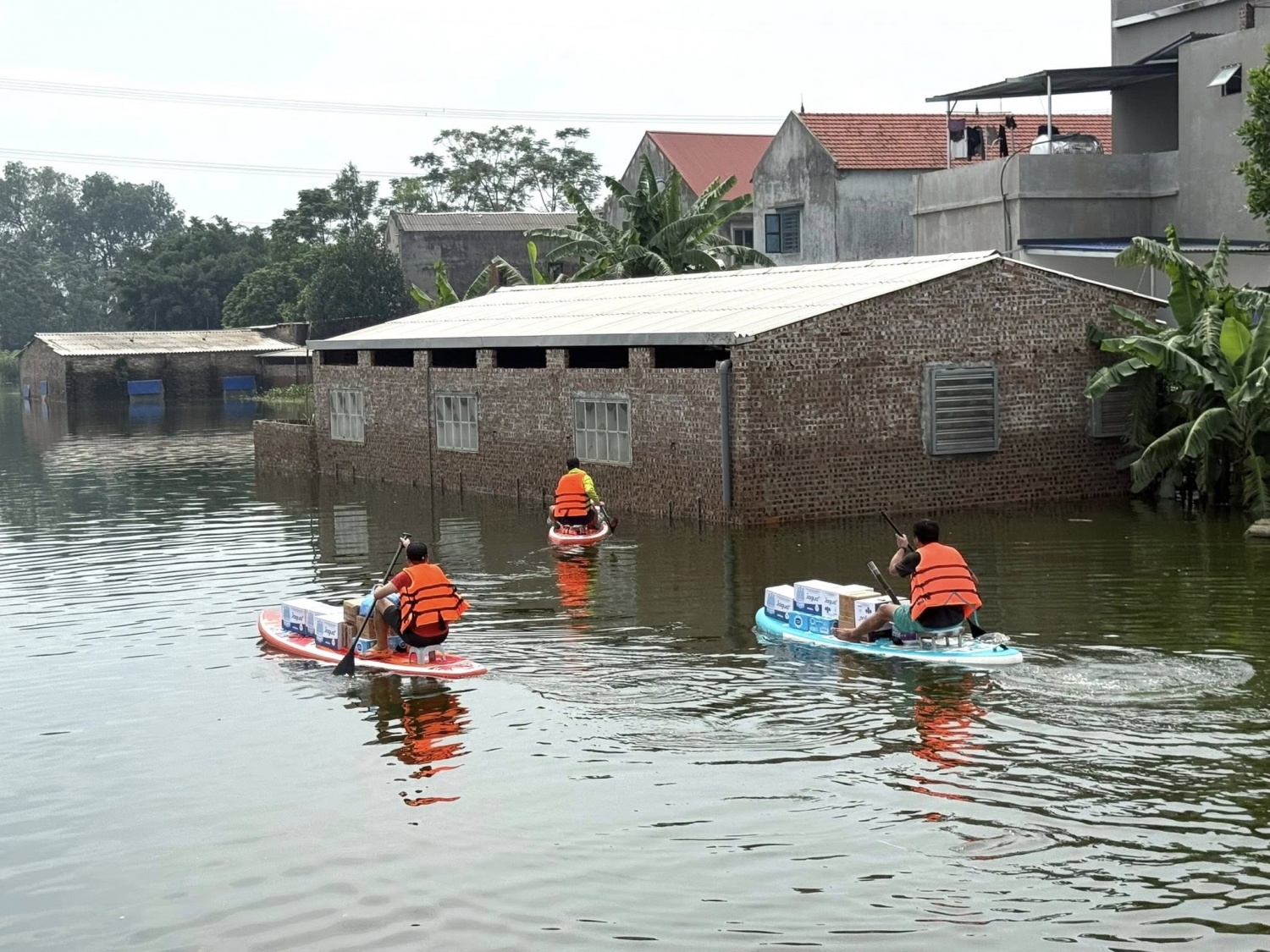 Nhiều tuyến quốc lộ, cao tốc miễn phí đường bộ cho xe chở hàng cứu trợ vùng lũ
