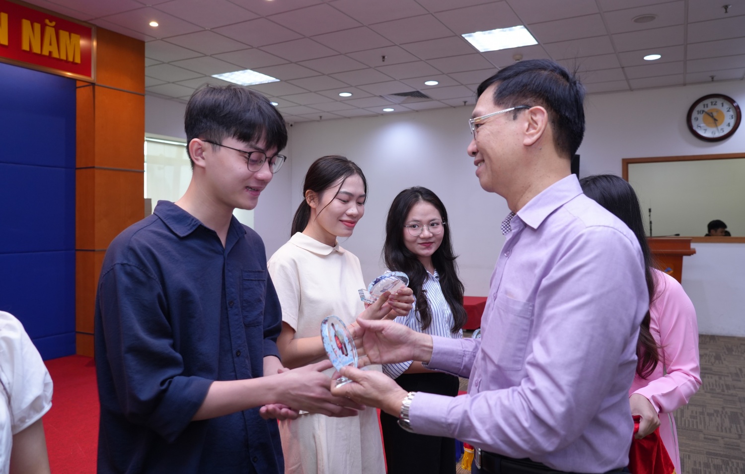 Petrovietnam sát cánh cùng sinh viên nghèo 