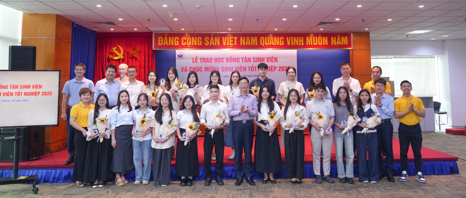 Các đại biểu trao quà chúc mừng các sinh viên tốt nghiệp tại buổi lễ. Các đại biểu trao quà chúc mừng các sinh viên tốt nghiệp tại buổi lễ.