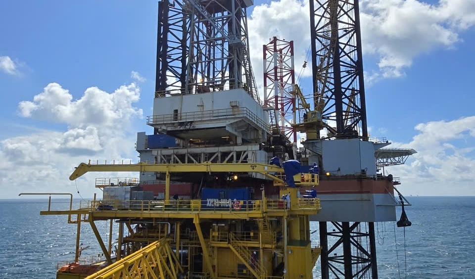 Vietsovpetro đón dòng dầu thương mại đầu tiên từ giàn BK-24, vượt kế hoạch hơn 2 tháng