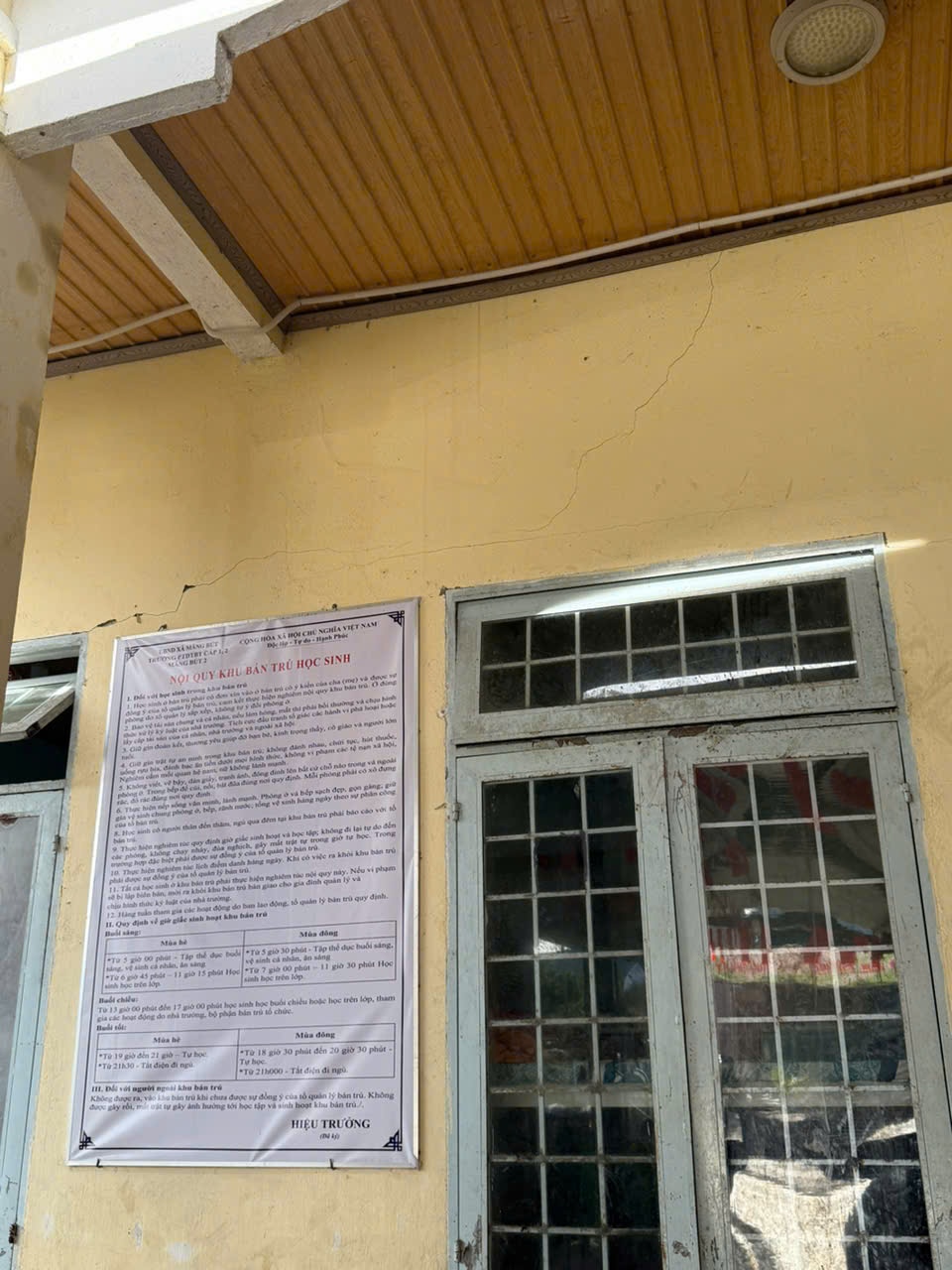 Động đất ngày 6/10 khiến các trường học tại xã Măng Bút và Măng Ri bị nứt tường.