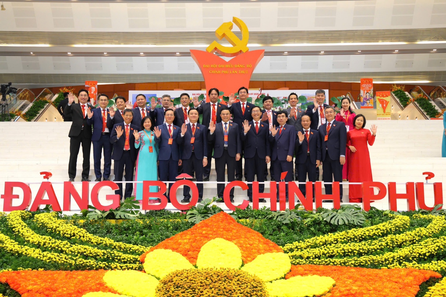 Đại hội Đảng bộ Chính phủ lần thứ I: Đoàn kết, kỷ cương   Dân chủ, đổi mới - Đột phá, phát triển - Gần dân, vì dân