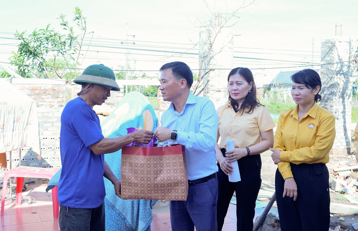 Đồng chí Vũ Anh Tuấn trao hỗ trợ cho bà con bị ảnh hưởng bởi bão lũ ở Nghệ An Phát huy truyền thống “nghĩa tình”, Petrovietnam chung tay hướng về đồng bào chịu ảnh hưởng bởi thiên tai