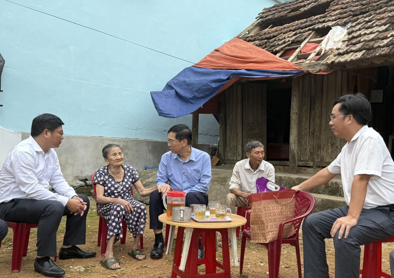 Đồng chí Trần Quang Dũng thăm hỏi, động viên người dân bị ảnh hưởng do bão số 10 tại Quảng Trị Phát huy truyền thống “nghĩa tình”, Petrovietnam chung tay hướng về đồng bào chịu ảnh hưởng bởi thiên tai