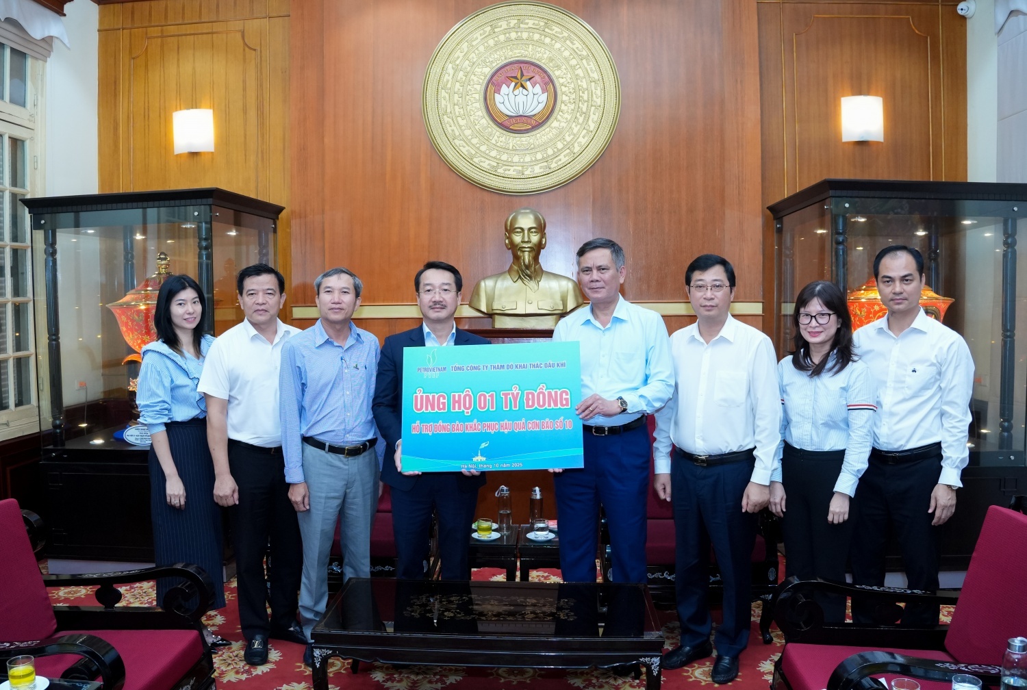 trao tặng 1 tỷ đồng để hỗ trợ đồng bào các địa phương bị thiệt hại nặng nề do cơn bão số 10 gây ra. Phát huy truyền thống “nghĩa tình”, Petrovietnam chung tay hướng về đồng bào chịu ảnh hưởng bởi thiên tai