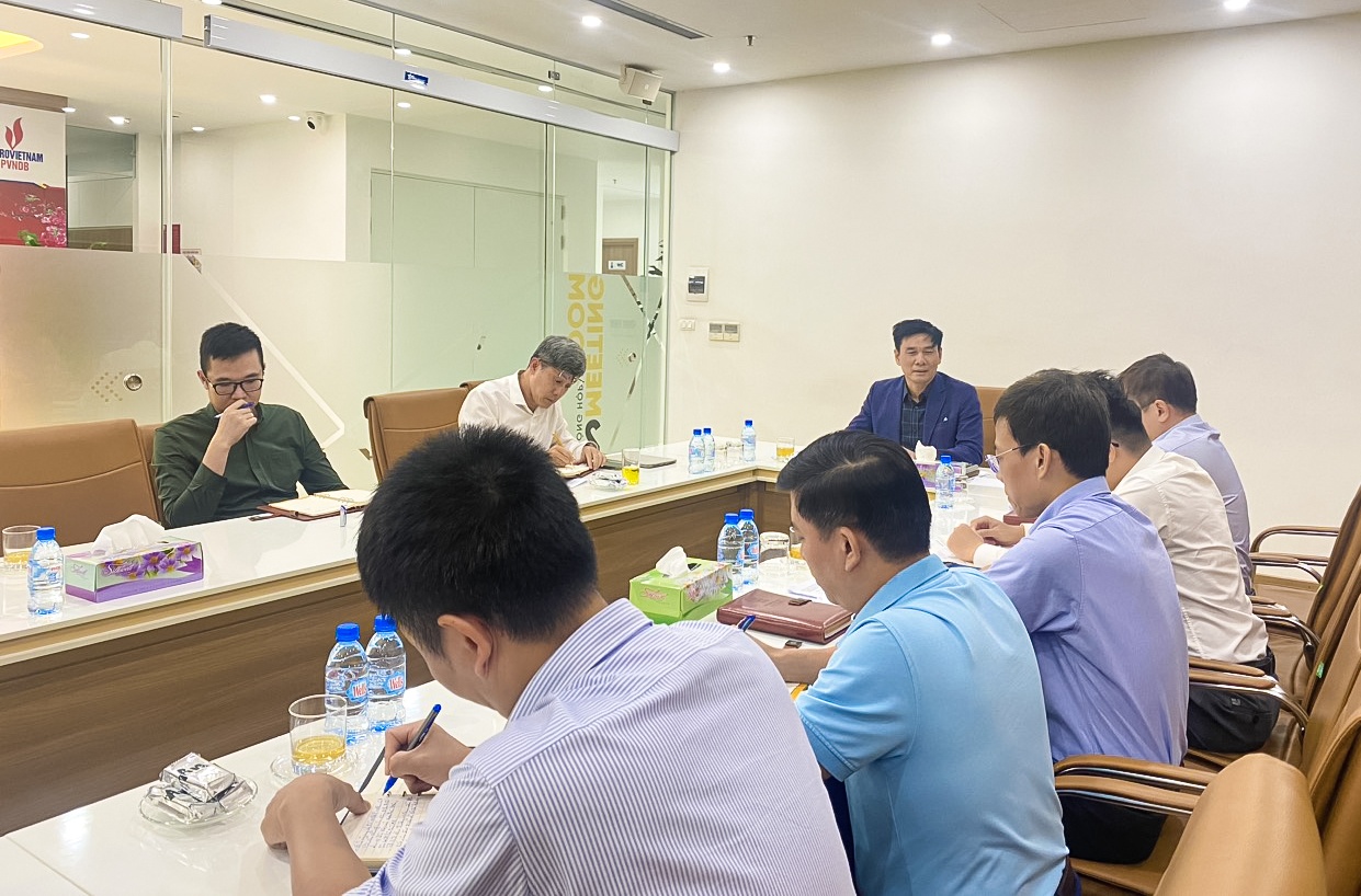 Đồng chí Nguyễn Duyên Cường - Bí thư Chi bộ quán triệt các văn bản chỉ đạo quan trọng của Đảng ủy cấp trên