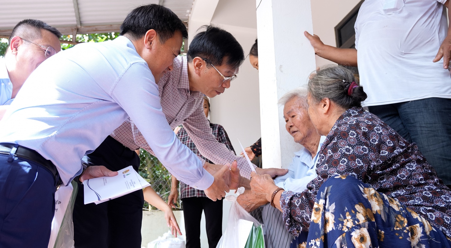 [CHÙM ẢNH] Petrovietnam thăm hỏi, hỗ trợ các tỉnh Bắc Ninh và Lạng Sơn khắc phục hậu quả bão số 11