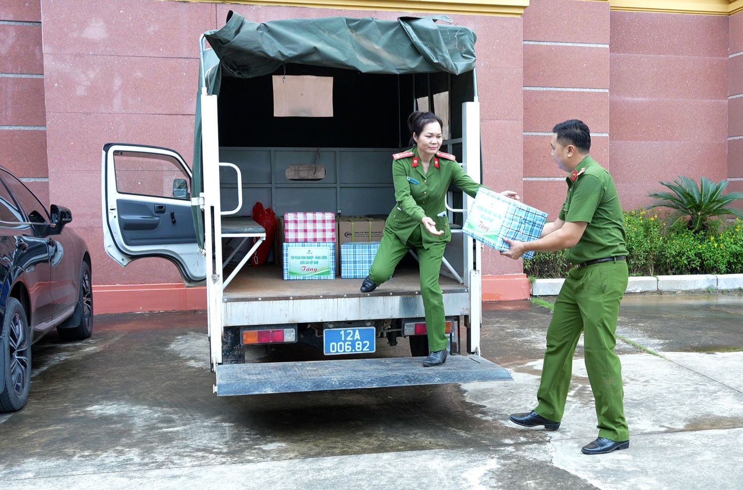 [CHÙM ẢNH] Petrovietnam thăm hỏi, hỗ trợ các tỉnh Bắc Ninh và Lạng Sơn khắc phục hậu quả bão số 11