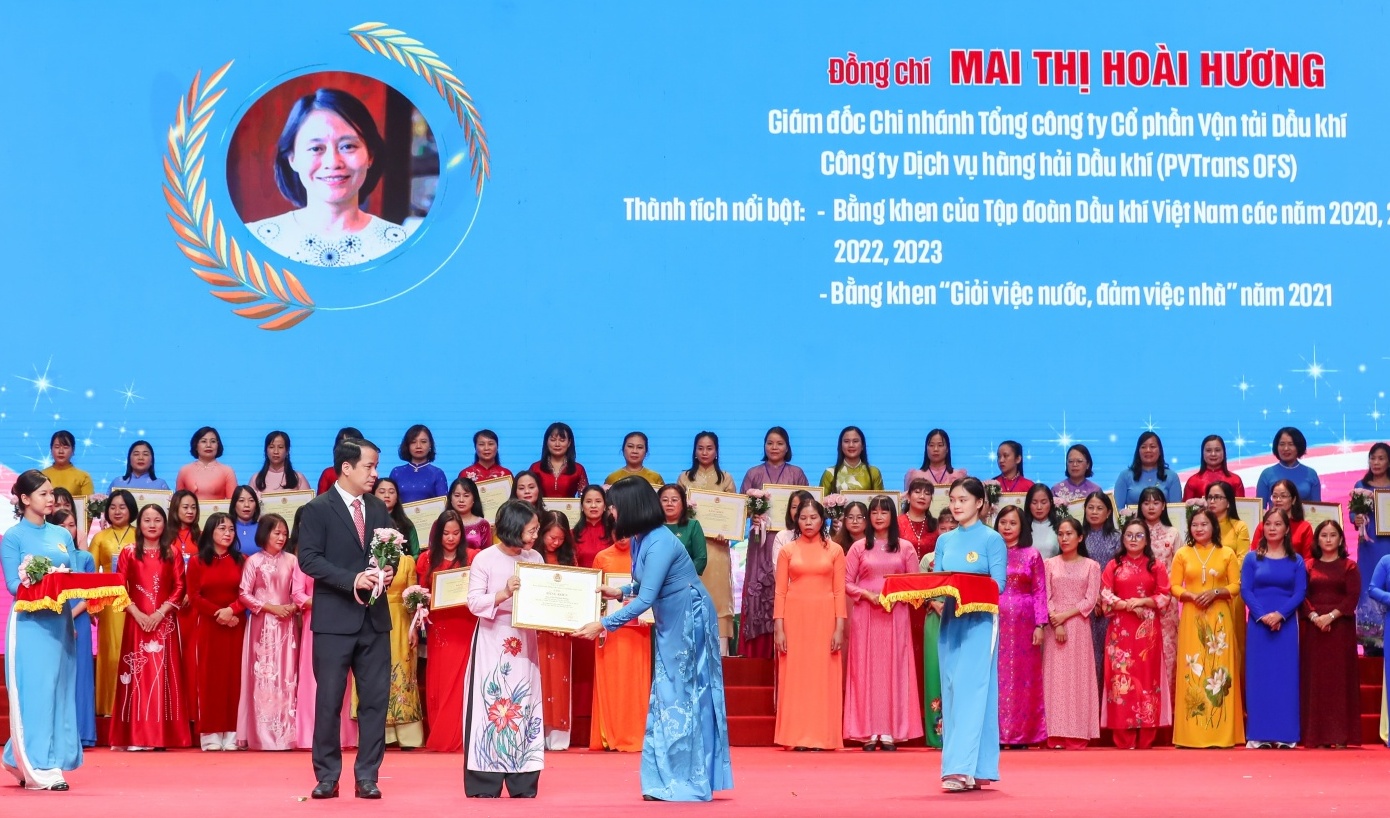 "Nữ tướng" ngành công nghiệp - năng lượng vinh dự được biểu dương "Giỏi việc nước, đảm việc nhà"