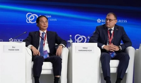 Phó Thủ tướng Bùi Thanh Sơn phát biểu tại Phiên toàn thể đầu tiên của Diễn đàn Tuần lễ năng lượng Nga lần thứ 8
