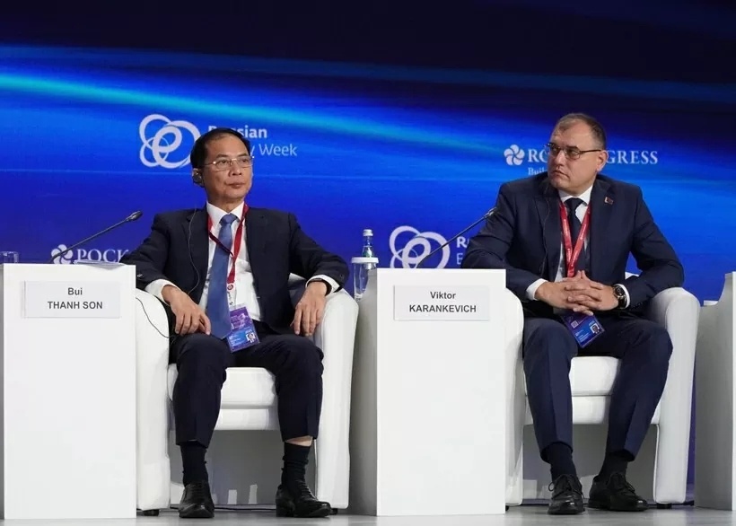 Phó Thủ tướng Bùi Thanh Sơn phát biểu tại Phiên toàn thể đầu tiên của Diễn đàn Tuần lễ năng lượng Nga lần thứ 8