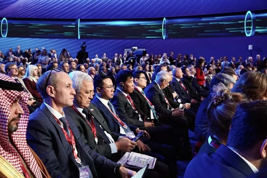 Phó Thủ tướng Bùi Thanh Sơn phát biểu tại Phiên toàn thể đầu tiên của Diễn đàn Tuần lễ năng lượng Nga lần thứ 8