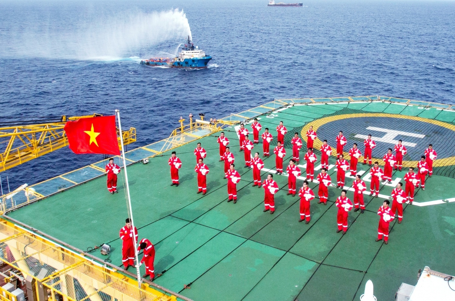 Tập thể cán bộ, đảng viên, người lao động Petrovietnam quyết tâm, nỗ lực cao nhất tăng tốc, bứt phá, khẳng định vai trò tập đoàn kinh tế hàng đầu đất nước, đóng góp vào sự nghiệp cách mạng vẻ vang của Đảng và dân tộc.